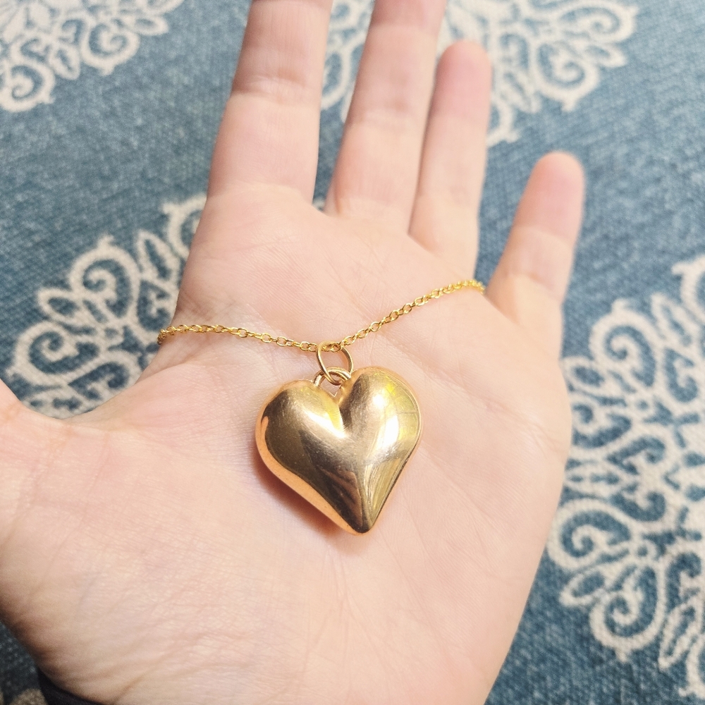 Vintage Gold Heart Necklace - Picture 2 of 8